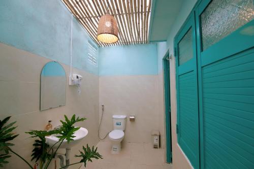 潘郎Yêu Biển homestay的一间带卫生间和水槽的浴室