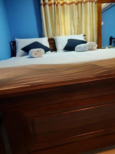 阿努拉德普勒JD Resort的床上有两条毛巾