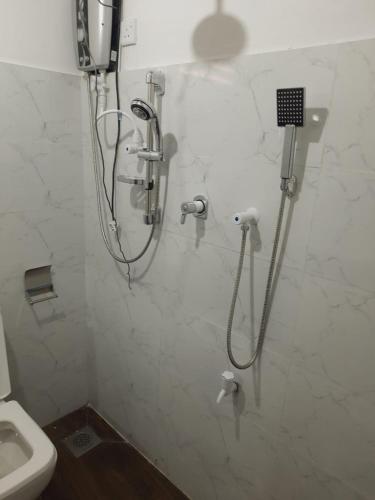 阿努拉德普勒JD Resort的设有带卫生间的浴室内的淋浴间