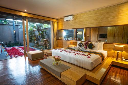 塞米亚克阿萨巴厘岛豪华别墅及Spa酒店的一间卧室,卧室内配有一张大床
