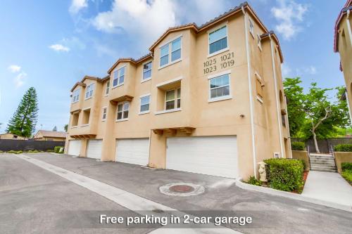 纳欣诺市Entire Private 3-Bedroom Home with Garage, AC near San Diego Gaslamp in Gated Community, 10 guests maximum的停车场内有两个车库的建筑