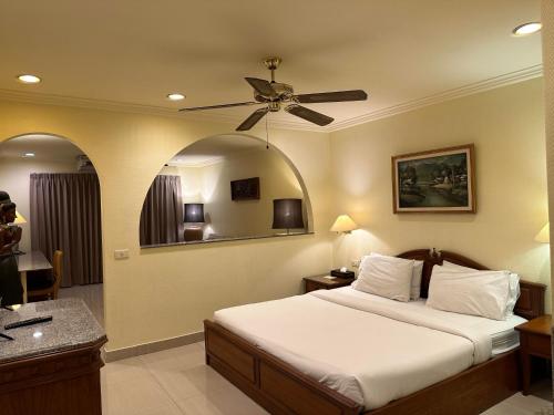 芭堤雅市中心Copa Hotel的一间卧室配有一张床和吊扇