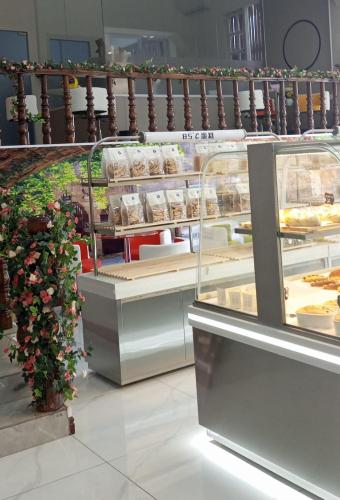 芒赛Dansavanh Hotel的面包店的展示盒,包括蛋糕和甜点