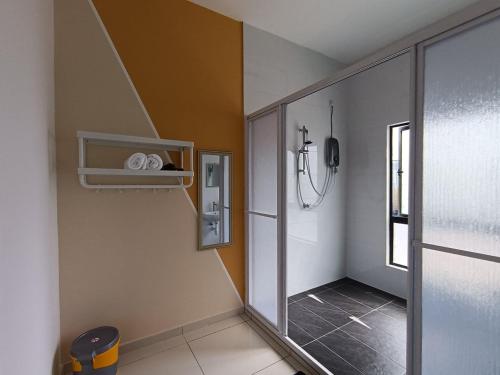 怡保The Horizon Ipoh Dual L13 by Grab A Stay的带淋浴和步入式淋浴间的浴室