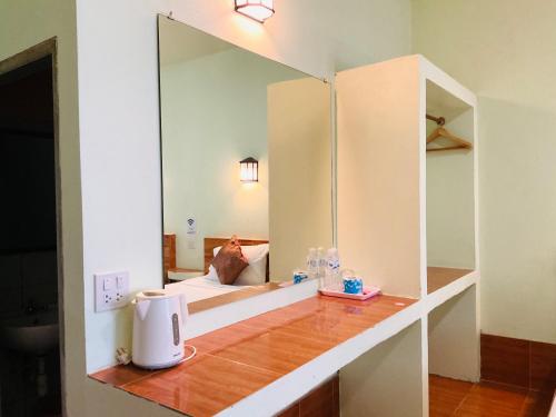 涛岛海景度假木屋的一间设有镜子的房间和一张位于房间的床