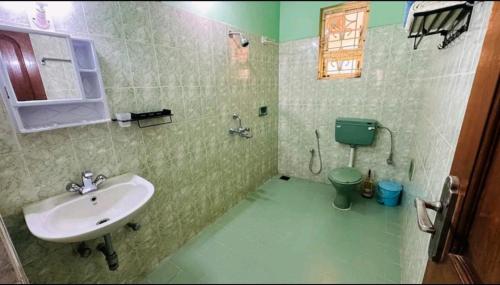 马焦茹达La Des Chateau Holiday Suites的一间带水槽和卫生间的浴室