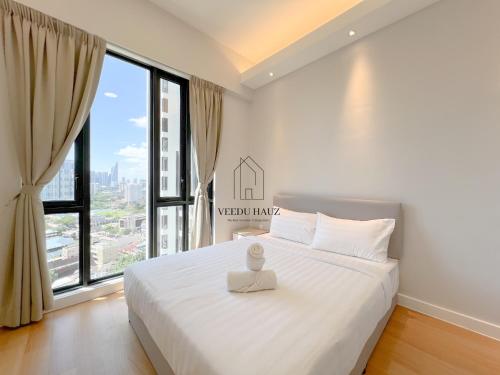 吉隆坡Sentral Suites at Kuala Lumpur Sentral by Veedu Hauz的卧室配有白色的床和大窗户