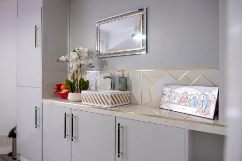 伦敦Spacious Double Bedroom in Shooters Hill的浴室设有白色橱柜和镜子