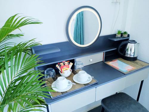 高龙撒冷岛Sam's Guesthouse M'Pai Bay的一张带镜子的蓝色书桌和一张带椅子的桌子