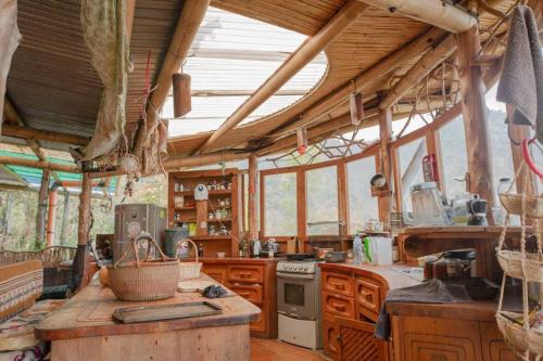 圣马科斯拉拉古纳Earthship amazing Cabins with lake view的厨房配有木制柜台和炉灶烤箱。