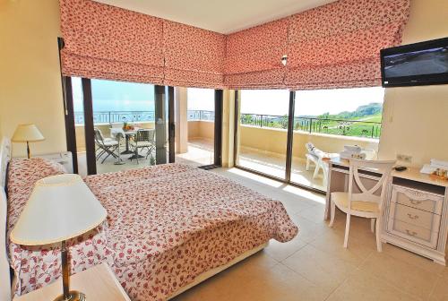 巴尔奇克黑海拉马高尔夫俱乐部公寓酒店的一间卧室配有一张床,享有海景