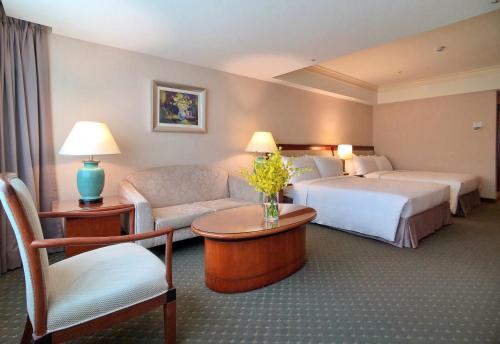 台中市长荣桂冠酒店(台中)的酒店客房,设有两张床和一张沙发