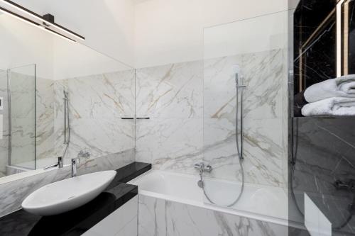 克拉科夫Willa Miejska的白色的浴室设有水槽和淋浴。