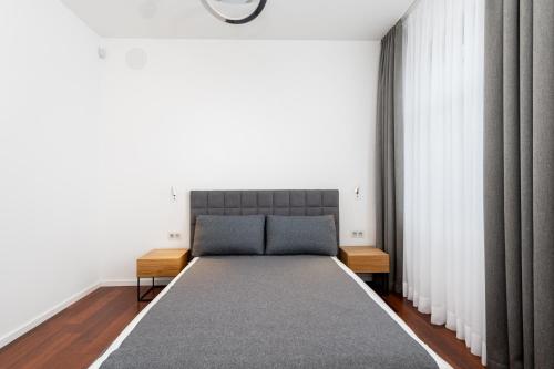 克拉科夫Willa Miejska的一间卧室配有一张带灰色床罩的床