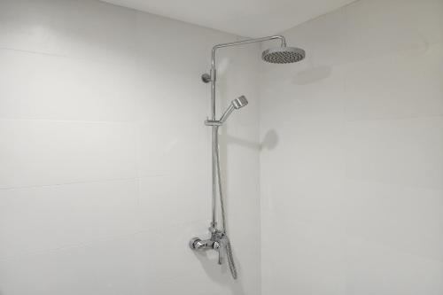 清迈Arsh Boutique Hotel的浴室内配有淋浴和头顶淋浴