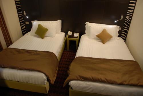 卡萨诺韦马尔彭萨一世酒店的酒店客房设有两张床和一张桌子。