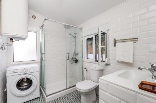 塞图巴尔Gem of Viso的白色的浴室设有卫生间和水槽。