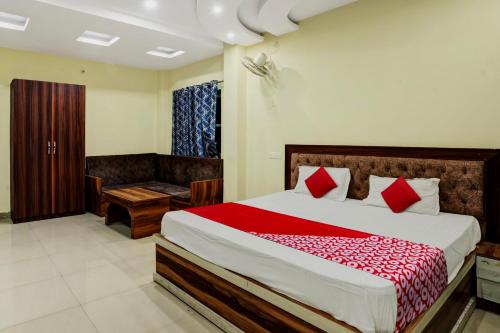 兰奇OYO Hotel Shubham的一间卧室配有一张带红色毯子的大床