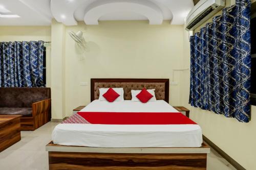 兰奇OYO Hotel Shubham的一间卧室配有一张带红色枕头的大床