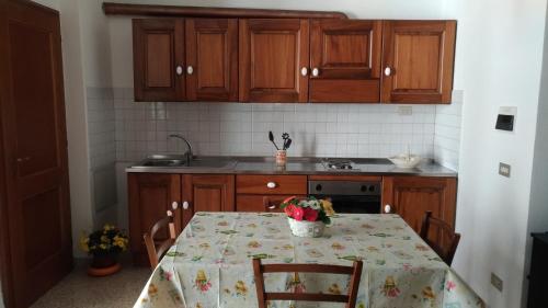 比萨多莫斯公寓的厨房配有桌子和桌布