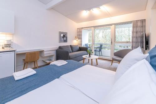 内克瑟巴尔卡索巴德海滨酒店的一间带大床的卧室和一间客厅