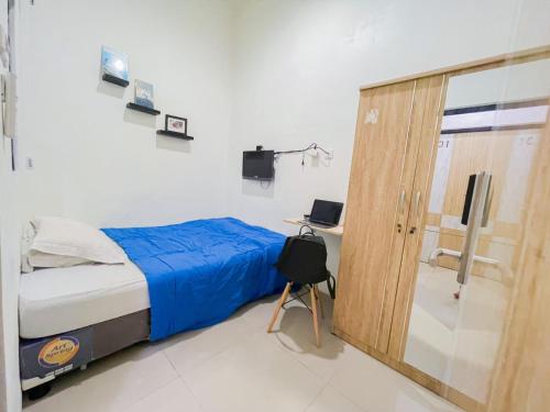 雅加达Beranda Istirahat Grogol的一间卧室设有一张床和一个滑动玻璃门