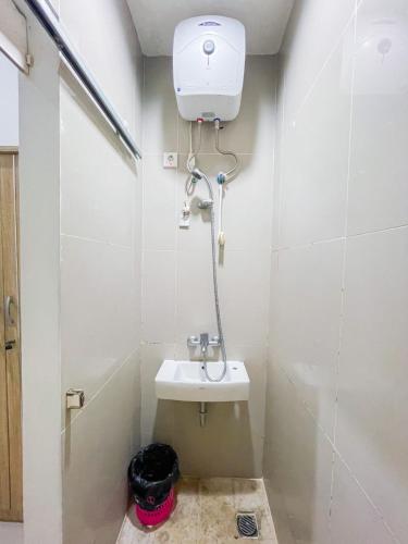 雅加达Beranda Istirahat Grogol的一间带卫生间和水槽的小浴室