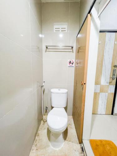 雅加达Beranda Istirahat Grogol的一间带卫生间和淋浴的浴室