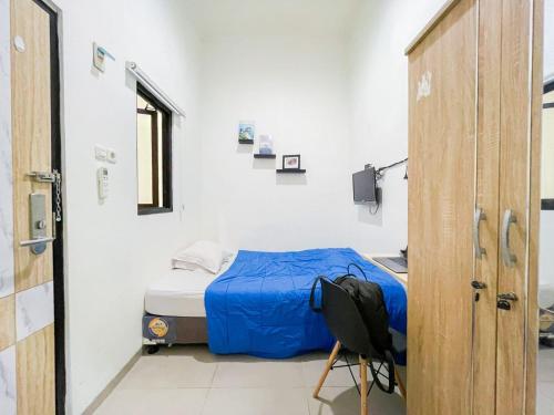 雅加达Beranda Istirahat Grogol的一间医院间,配有一张床和一把椅子