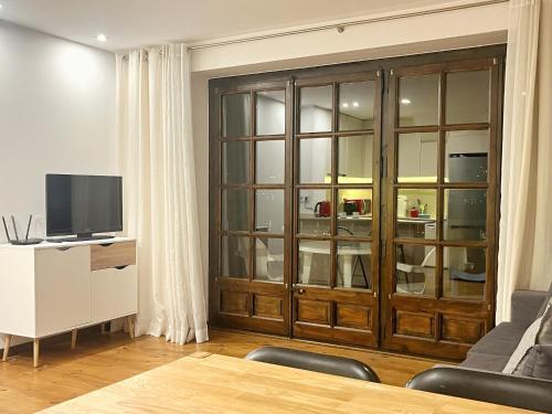 恩坎普Apartamento Mirador Encamp的客厅设有大型木制橱柜和电视。