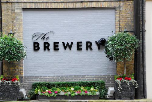 伦敦Montcalm Brewery, London City的车库门,上面有啤酒厂的标志