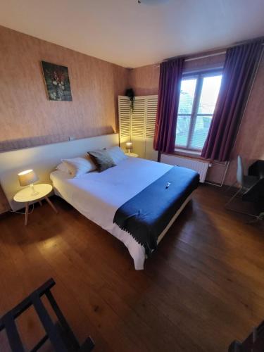 ArdooieRysselende Molen的一间卧室设有一张大床和一个大窗户