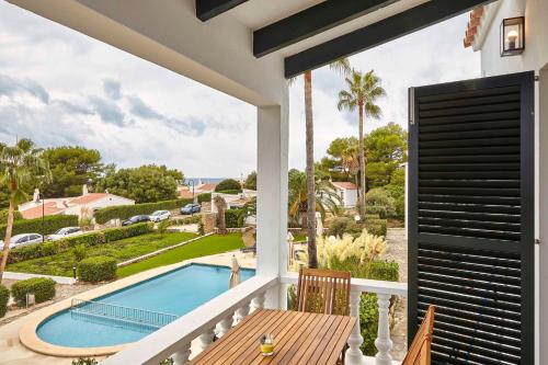 比尼贝卡OasisBlanc Binibeca的从带游泳池的房屋阳台欣赏风景