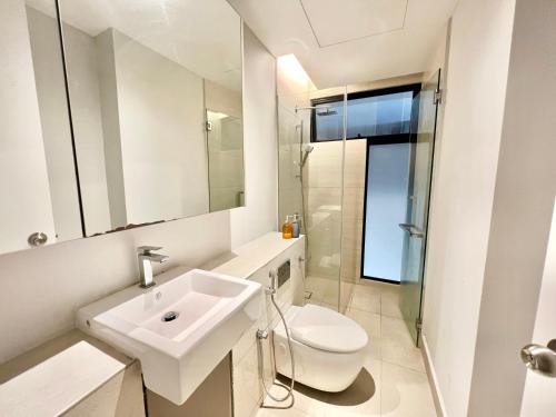 八打灵再也LA 1-10 Pax Cozy Home Tropicana 3Rooms 4QBeds Wifi&TV的白色的浴室设有水槽和卫生间。