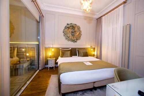 伊斯坦布尔Ayramin Exclusive Hotel - Special Category的一间卧室,卧室内配有一张大床