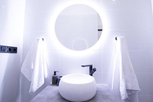 瓦伦西亚Patacona by Concept Flats的浴室设有白色的卫生间和镜子