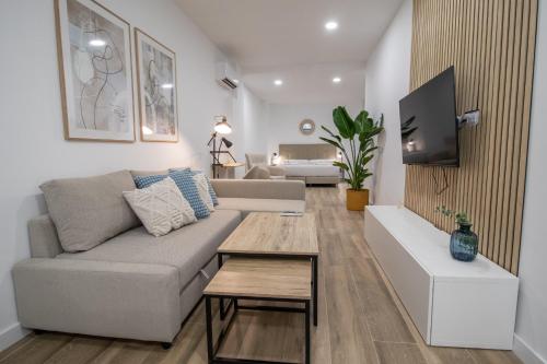 瓦伦西亚Cid Flats by Concept的客厅配有沙发和桌子