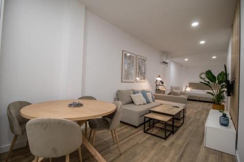 瓦伦西亚Cid Flats by Concept的客厅配有桌子和沙发