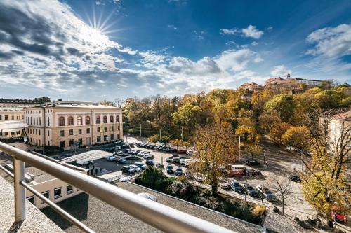 布尔诺Hotel International Brno的停车场的顶部景色,建筑