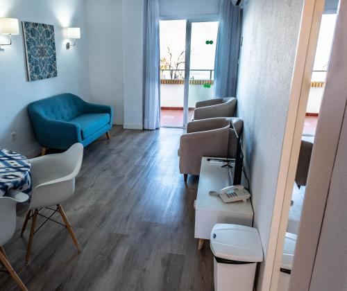 多列毛利诺斯布恩索尔公寓酒店的一间配备有蓝色沙发和椅子的等候室