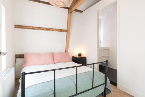 阿姆斯特丹Cozy B&B Prinsengracht的一间卧室配有一张黑色栏杆的床