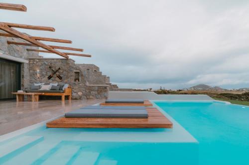 圣安娜纳克索斯Naxos Privilege Villas的一座别墅,在一座建筑前设有一个游泳池