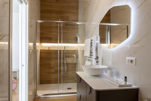 萨莱诺Cas’ A Mare - Beachfront Luxury Suites的一间带水槽和淋浴的浴室