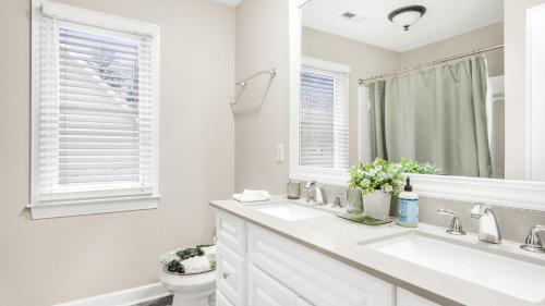 格林斯伯勒4-bedroom Bliss With Downtown Proximity的白色的浴室设有水槽和卫生间。