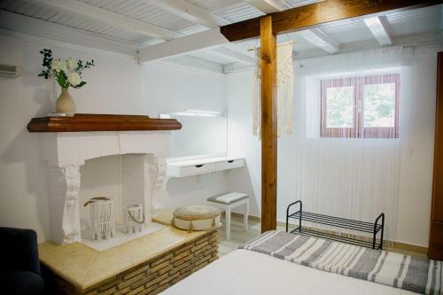 KórinthosYARD- Family retreat的一间设有壁炉和一张床的客房