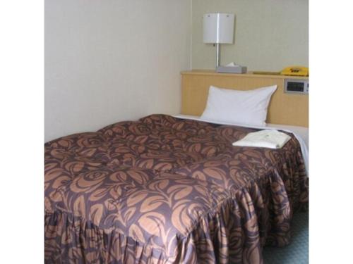 明石市Akashi Castle Hotel - Vacation STAY 79299的一张位于酒店客房的床铺,配有棕色毯子