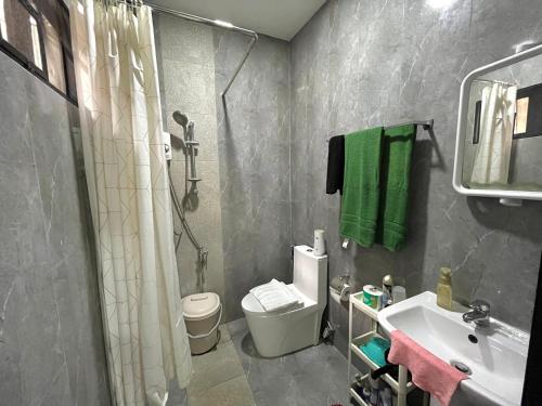 道伊斯Studio B Loft M&K's Guesthouse的带淋浴、卫生间和盥洗盆的浴室