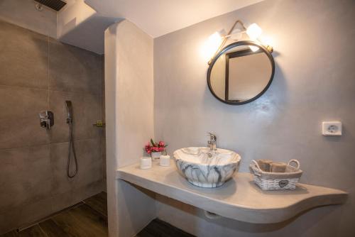 米克诺斯城Myrsini's Luxury Suites Merchia的一间带水槽和镜子的浴室