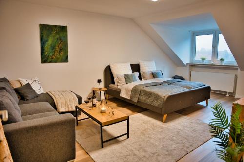 波鸿Wohnung im Herzen Bochums (1 km zum Hauptbahnhof)的客厅配有床和沙发