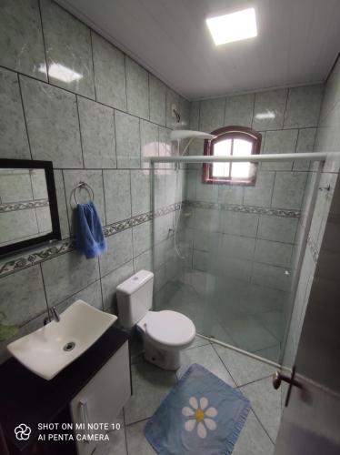马卡埃Casa Muro Alto-Sana Rj的带淋浴、卫生间和盥洗盆的浴室